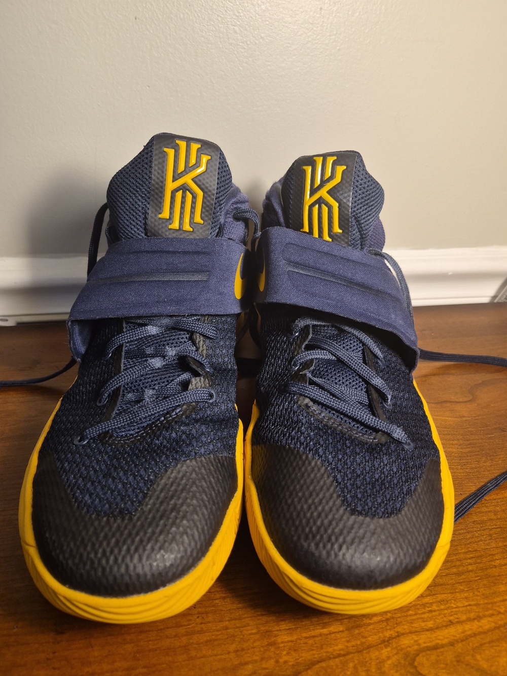 Nike Kyrie 2 Cavs  Basketball Shoes Mens Size 10.5  - Navy and Yellow